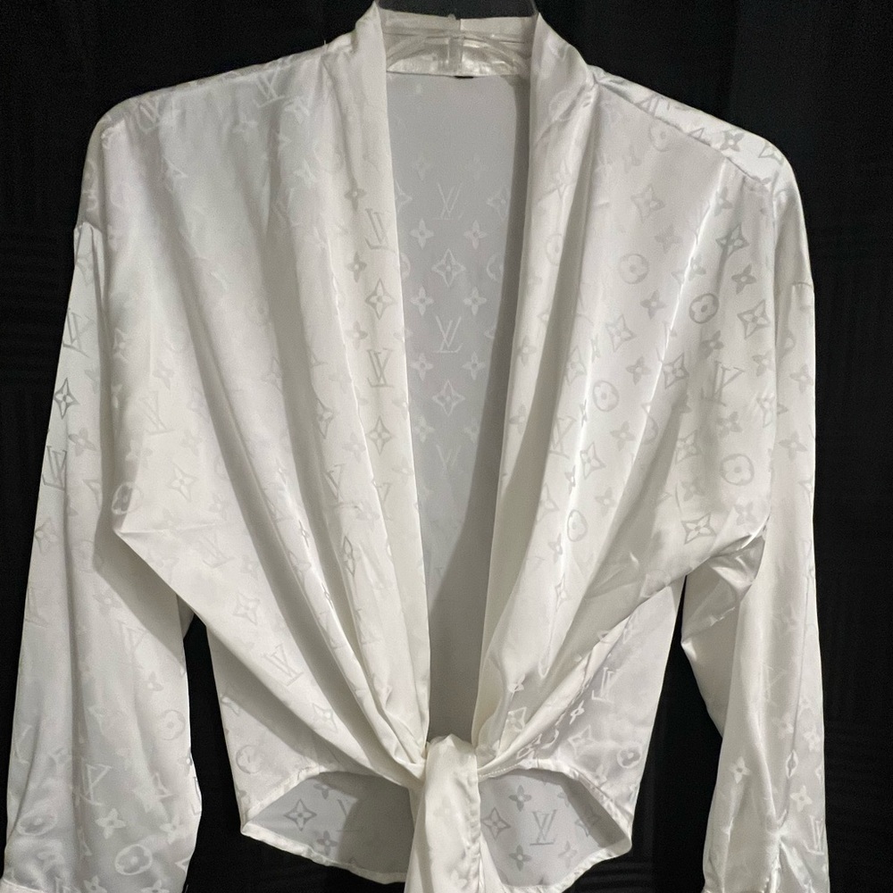 NWOT Gorgeous satin blouse. No Tag fits small to large.